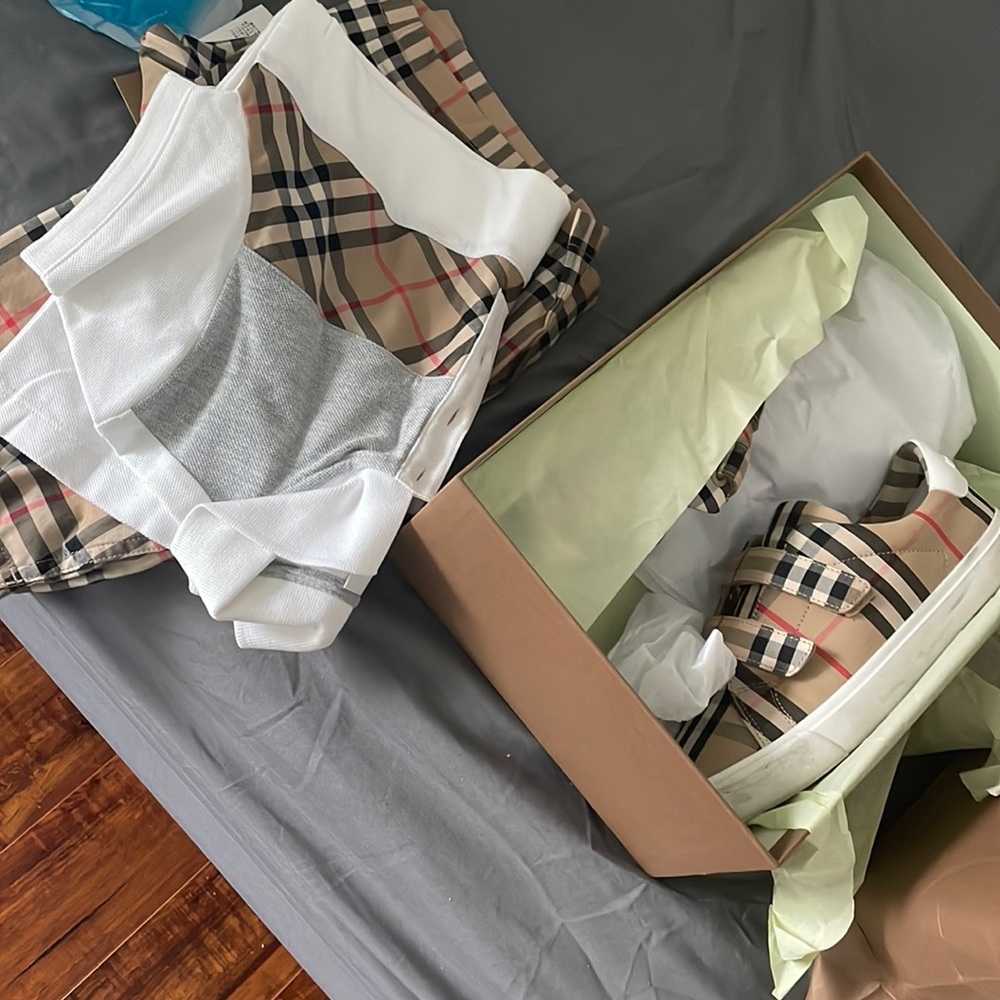 10y Burberry short set 35 in shoes